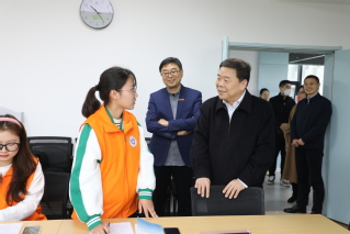 省民政厅厅长谢晓军与公司员工交...